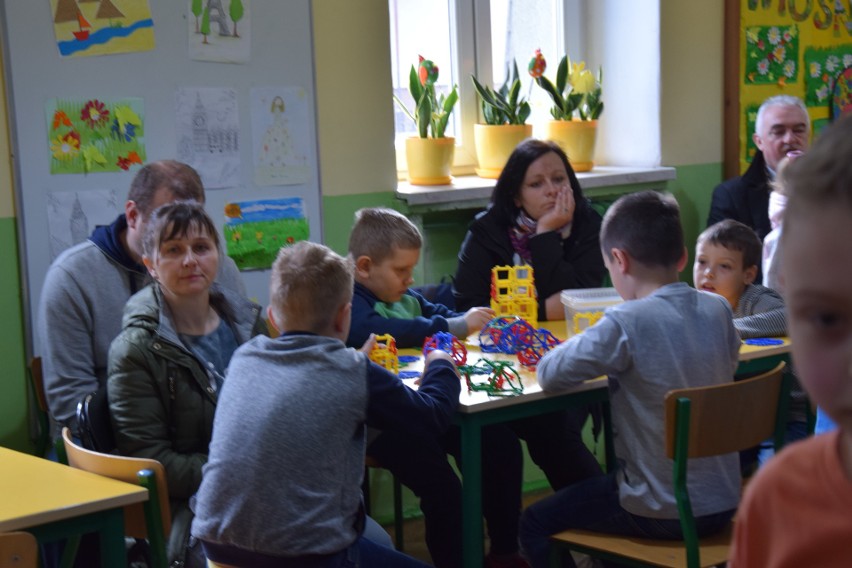 Łazy: więźniowie z uczniami budowali budki lęgowe