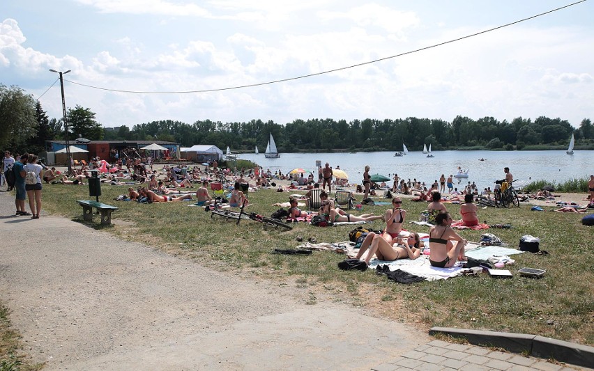 Kraków. Upalna sobota sprzyja plażowaniu. Tłumy nad zalewem Bagry