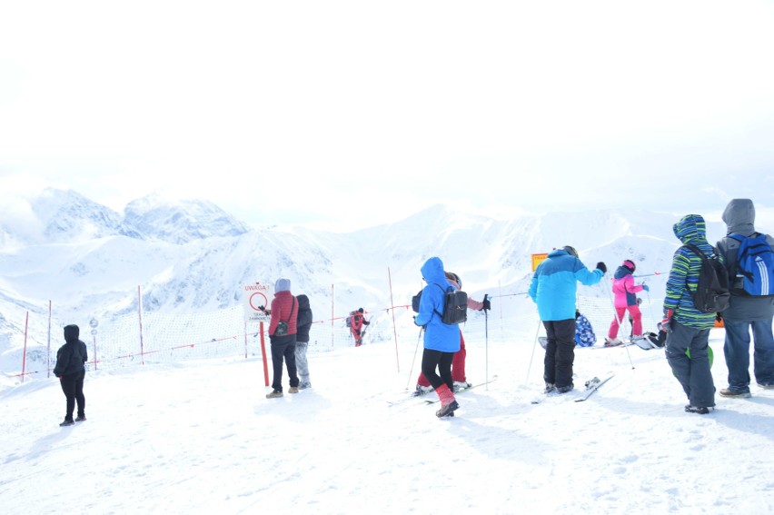 Tatry. Kasprowy Wierch oblężony przez narciarzy i turystów [ZDJĘCIA]