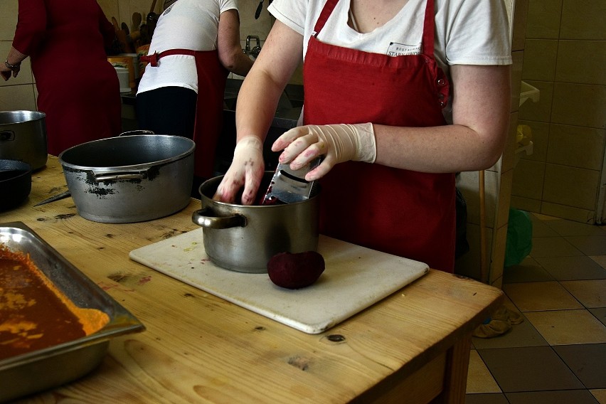 Strażacy z Moszczenicy robią starszym osobom zakupy, a znana restauratorka rozdaje potrzebującym darmową zupę