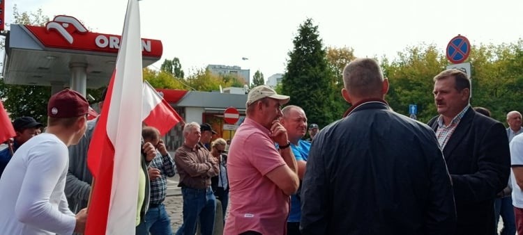 Sadownicy z powiatu grójeckiego protestowali w Warszawie przed siedzibą Jeronimo Martins, właściciela sieci Biedronka