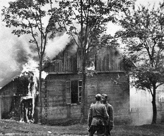 Michniów. Jedno z podpalonych przez Niemców gospodarstw. 12 lub 13 lipca 1943 r.