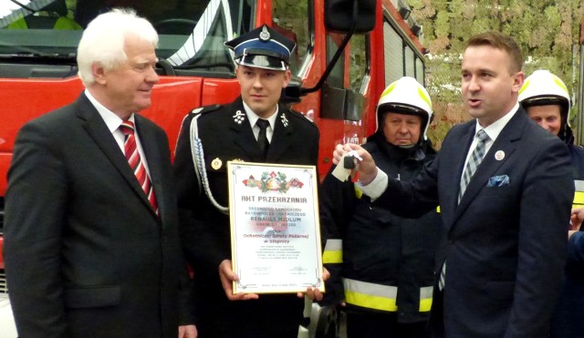 Burmistrz Ryszard Zych (z lewej) i prezes jednostki Dawid Śliwa otrzymali we wtorek kluczyki da samochodu Renault Midlum z rąk posła Michała Cieślaka. W najbliższym czasie Ochotnicza Straż Pożarna ze Stopnicy dokona zakupu drugiego wozu bojowego.