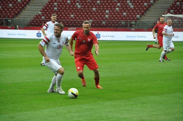 Jacek Kacprzak (z lewej, numer 18) w trakcie meczu Olimpijczyków i Przyjaciół na PGE Narodowym w Warszawie.