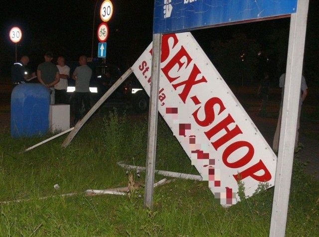 Kierowca próbując uniknąć zderzenia, staranował reklamę Sex Shopu.