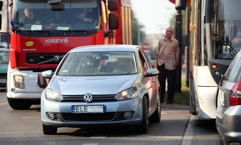 Zderzenie na Zachodniej. Volkswagen uderzył w tramwaj [ZDJĘCIA]