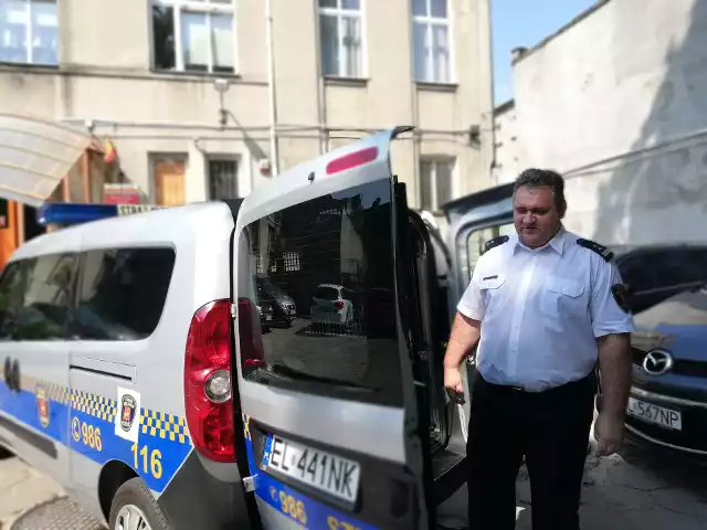 Komendant Zbigniew Kuleta przy jednym z sześciu specjalistycznych aut do przewozu nietrzeźwych.