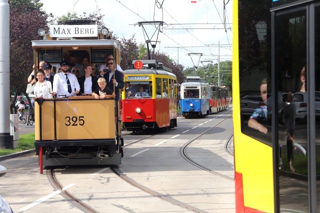 (2.09.2023) Uroczysta parada tramwajów i autobusów dojechała do nowej pętli. Trasa autobusowo tramwajowa na Nowy Dwór gotowa.