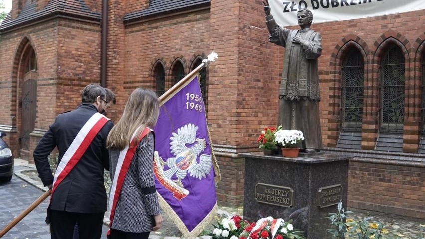 Złożenie kwiatów pod pomnikiem księdza Popiełuszki