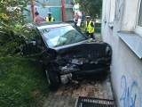 Wypadek w Sandomierzu. Groźne zderzenie na skrzyżowaniu, samochód uderzył w blok 
