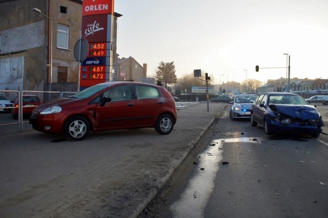 Wypadek na skrzyżowaniu ul. Wiejskiej z Garncarską. Jedna osoba trafiła na SOR.