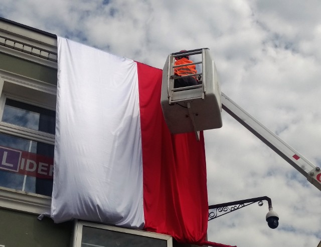 2 maja obchodzimy Dzień Flagi Rzeczypospolitej Polskiej. Z tej okazji posesje, budynki i ulice dekorowane są w biało-czerwone barwy.