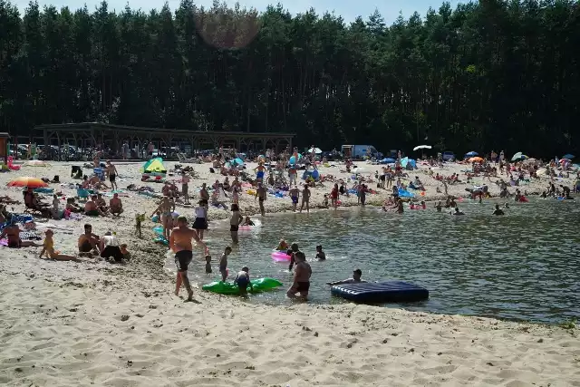 Choć na terenie zbiornika wodnego Andrzejówka w gminie Chmielnik prace jeszcze trwają, obiekt już jest bardzo chętnie odwiedzany prze mieszkańców pragnących wypocząć w plenerze. W Niedzielę na Andrzejówce były tłumy ludzi. Otwarcie zbiornika planowane jest jednak dopiero na wrzesień.Od stycznia trwają prace przy zagospodarowaniu zbiornika wodnego Andrzejówka w gminie Chmielnik, w powiecie kieleckim. Powstają tam między innymi audiowizualna ścieżka edukacyjna, betonowe grille, nowoczesny plac zabaw, siłownia zewnętrza, będzie też nowy piasek. Koszt rewitalizacji wyniesie prawie 5 milionów złotych.Inwestycja jest nakierowana na ochronę istniejącej przyrody i różnorodności biologicznej z jednoczesnym udostępnieniem jej mieszkańcom. W wyniku realizacji projektu wokół zbiornika została utworzona ścieżka edukacyjna z elementami małej architektury, tablicami edukacyjnymi i audiowizualnymi informującymi o występujących tam gatunkach roślin i zwierząt.Strefa relaksu została otoczona ścieżką edukacyjną z centralnie usytuowanym miejscem na ognisko oraz wyznaczonymi sześcioma miejscami do grillowania.Powstał też budynek sanitarny oraz ścieżka pieszo - rowerowa. Obok plac zabaw, a pomiędzy budynkiem a plażą miejsca postojowe, siłownia zewnętrzna i zadaszona wiata.W celu przygotowania plaży wykonano podbudowę z kruszywa, położono geowłókninię oraz nawieziono 1500 ton piasku płukanego (w celu przygotowania nowej plaży będzie potrzeba 2 500 ton).Otwarcie kąpieliska w Andrzejówce początkowo planowane jest na przełom sierpnia i wrześni tego roku. >>> ZOBACZ WIĘCEJ NA KOLEJNYCH ZDJĘCIACH 