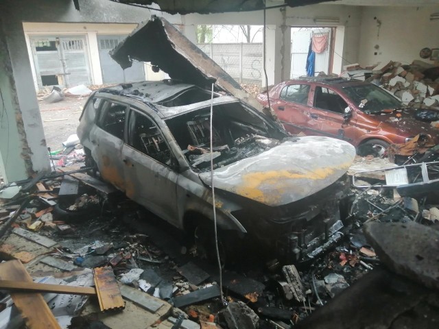 W jednym z betonowych garaży przy ul. Mokrej w Łodzi doszło do eksplozji poprzedzonej pożarem. Siła wybuchu była tak duża, że rozerwała ściany działowe parterowego budynku. Zawaliły się jak domek z kart. Nissan, w którym pojawił się ogień, spłonął doszczętnie, a stojące po sąsiedzku auta zostały uszkodzone fragmentami zawalonej konstrukcji. Łącznie zostało zniszczonych osiem samochodów. ZOBACZ ZDJĘCIA,CZYTAJ WIĘCEJ