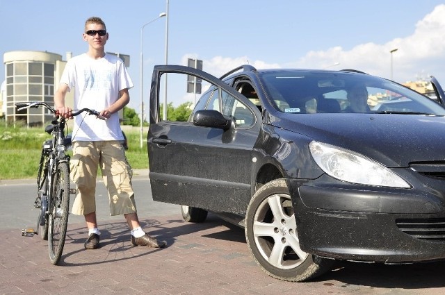 Rowerem dużo lepiej jest jeździć po Radomiu  niż samochodem &#8211; twierdzi Marcin Walasik .