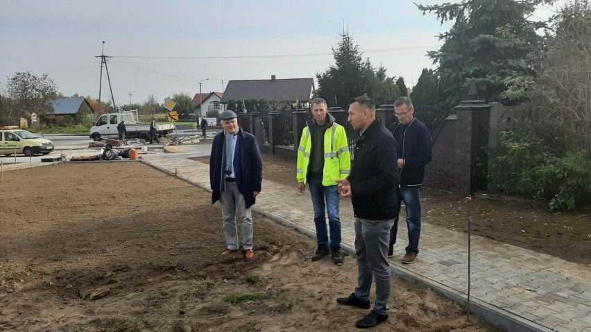 Przebudowa dróg powiatowych w gminach Stromiec i Stara Błotnica na finiszu. Zostały ostatnie prace wykończeniowe i porządkowe 