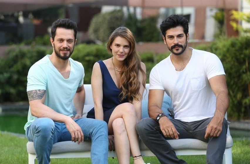 "Narzeczona ze Stambułu". Sureyya, czyli Aslı Enver w filmie z Burakiem Özçivitem! Który turecki aktor był jej mężem?