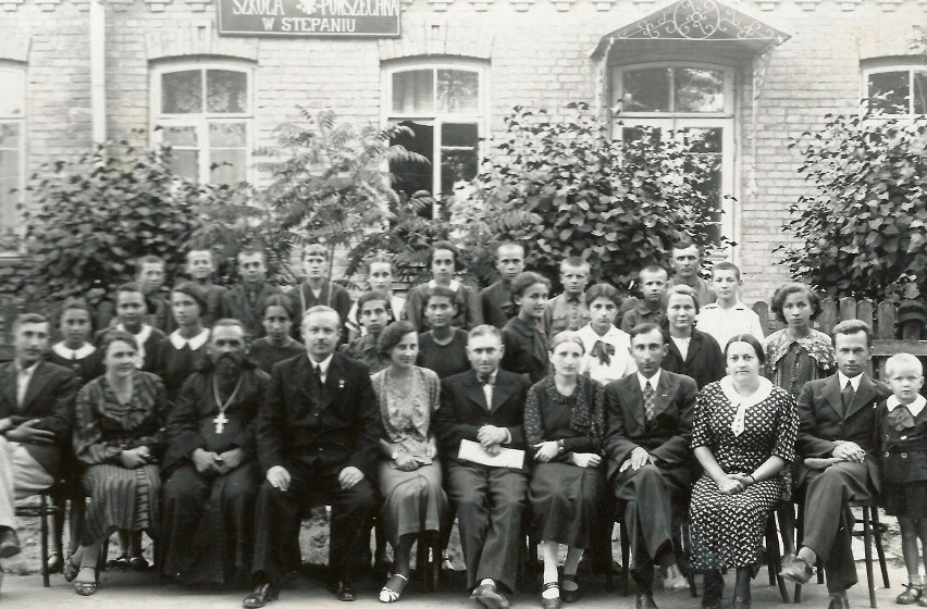 Rok 1937. Nauczyciele oraz absolwenci siódmej klasy Szkoły...