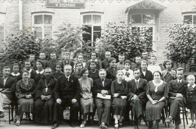 Rok 1937. Nauczyciele oraz absolwenci siódmej klasy Szkoły Powszechnej w Stepaniu