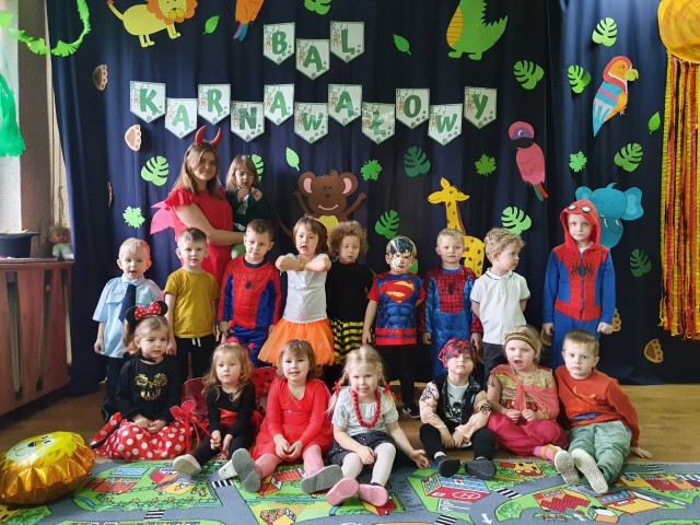 Wspólna zabawa przyniosła wiele radości przedszkolakom z Klwowa.