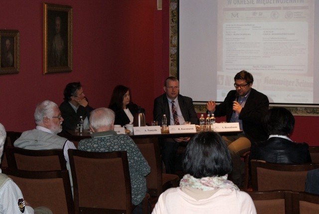 Część sympozjum poświęconą sytuacji w województwie śląskim moderował Sebastian Rosenbaum (pierwszy z prawej) .