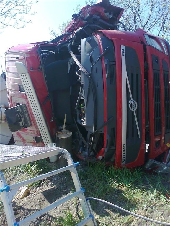 Opole: ciężarówka przewróciła się na ulicy Kępskiej....