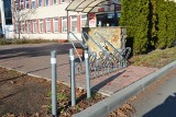 Takie rzeczy tylko w Suchedniowie. Barierę dla pieszych zrobili ze stojaka na rowery i rurek. Zobaczcie zdjęcia 