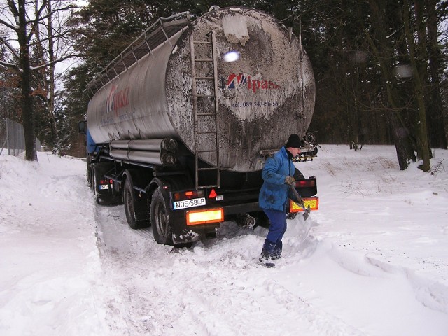 Ciężarówka utknęła na gminnej drodze