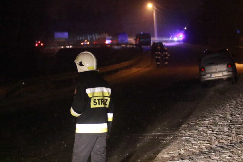 Nocna tragedia w Świdniku. Zwłoki dziecka i dwóch osób dorosłych znaleziono przy drodze