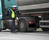 Policjanci z Radomia o ciężarówkach: łyse gumy, niesprawne hamulce, złe światła i wycieki płynów...