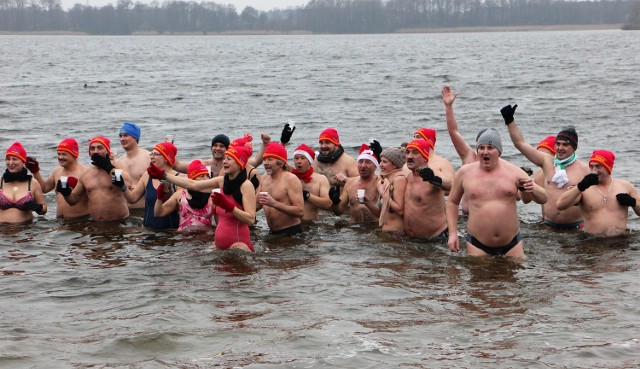 Na plaży miejskiej w Rudniku w samo południe grudziądzkie morsy na mokro witały Nowy Rok 2017. Zimnej kąpieli przyglądali się tekstylni i na sam widok było im zimno. Jak przystało na morsów toast za pomyślność wypito w wodzie. Jak poinformował prezes Wojciech Szpak 8 stycznia grudziądzanie wybierają się na V Światowy Festiwal Morsów w Kołobrzegu a 15 w ramach WOŚPu kapać się będą przy hali sportowej na Lotnisku.Pogoda na dzień (1.01.2017)  | KUJAWSKO-POMORSKIEŹródło: TVN Meteo Active/x-news