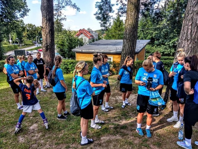 Po środowym sparingu w Kaliszu Pomorskim (0:4 z ekstraligowa Olimpią Szczecin) zespół beniaminka ekstraligi, KKP Bydgoszcz, wybrał się w czwartek na tygodniowy obóz do Mikołajek (18-24 lipca).KKP informuje o tym na swoim profilu na Facebooku:"Nasz zespół pokonał kolejne setki kilometrów, aby zameldować się w Mikołajkach. O ile sama droga nie należała do pięknych i przyjemnych, to już miejscowość rzuca na kolana. Już wiemy dlaczego nazywają ją stolicą Mazur.Poza 19-osobową kadrą zespołu trener zabrał wyróżniającą się zawodniczkę zespołu trampkarek U15 Karolinę Szamocką (rocznik 2005). Mimo że nie może grać jeszcze w ekstralidze, mamy nadzieję, że to inwestycja w przyszłość, a dla Karoliny nagroda za ciężką pracę. Na zgrupowaniu przebywa także zawodniczka testowana, która niespodziewanie przyjechała do nas wczoraj w godzinach wieczornych. Wyjazd na zgrupowanie doszedł do skutku w dużej mierze dzięki przyjacielowi naszego klubu, który nie chce się ujawniać. My bardzo dziękujemy za możliwość wyjazdu."Na miejscu bydgoski zespół rozegra sparing z III-ligowym Jantarem Ostrołęka (21 lipca, niedziela). W drodze powrotnej podopieczne Adama Górala zagrają sparing w Olszynie ze Stomilankami (24 lipca, środa).ZOBACZ ZDJĘCIA Z PIERWSZEGO DNIA POBYTU KKP W MIKOŁAJKACH &gt;&gt;&gt;&gt;&gt;v