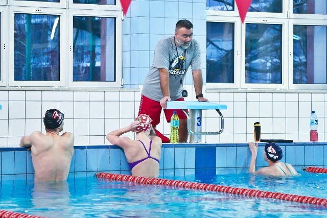 Trener Grzegorz Widanka (Juvenia Wrocław) na treningu ze swoimi zawodnikami (grudzień 2020)