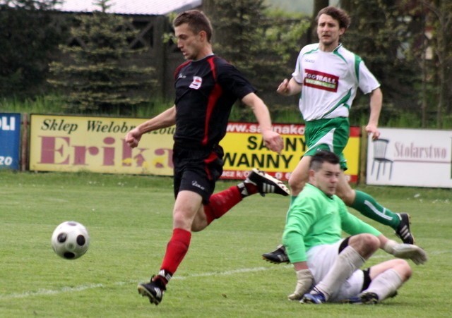 Patryk Pabiniak (czarny strój) minął bramkarza Victorii Krzysztofa Bejcara i za chwile skieruje piłkę do bramki strzelając pierwszego gola dla Startu.