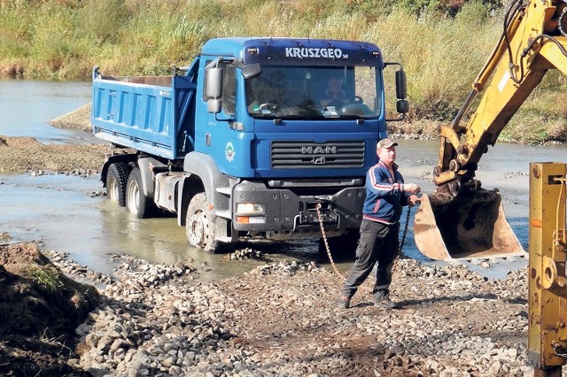 Prace prowadzono w dziesięciu wytypowanych miejscach na odcinku od zapory w Myczkowcach do ujścia potoku Olszanka.