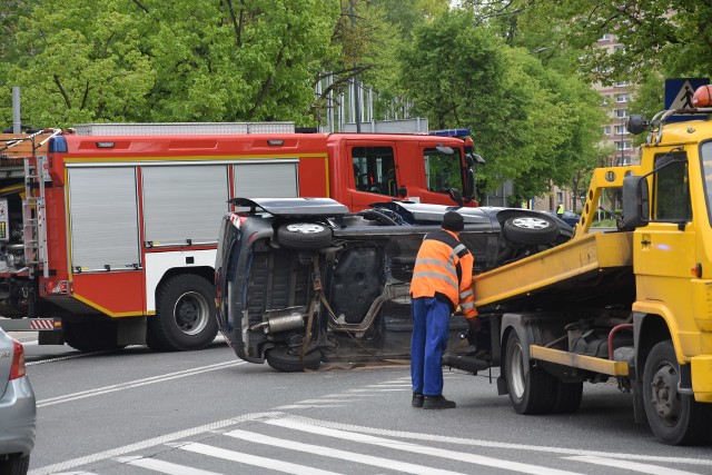 Wypadek w Rybniku na skrzyżowaniu Reymonta z Raciborską. Auto dachowało. Cztery kobiety w szpitalu