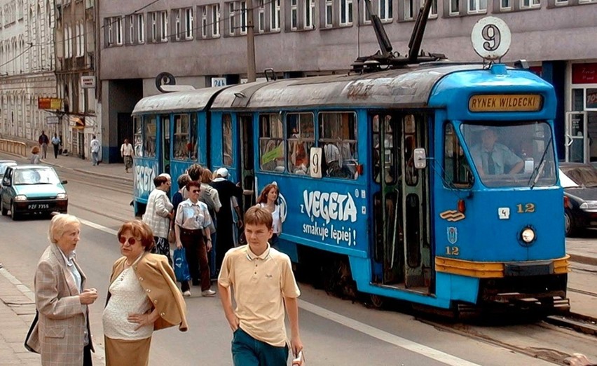 Tramwaj 102Na na przystanku plac Wiosny Ludów. Po lewej...