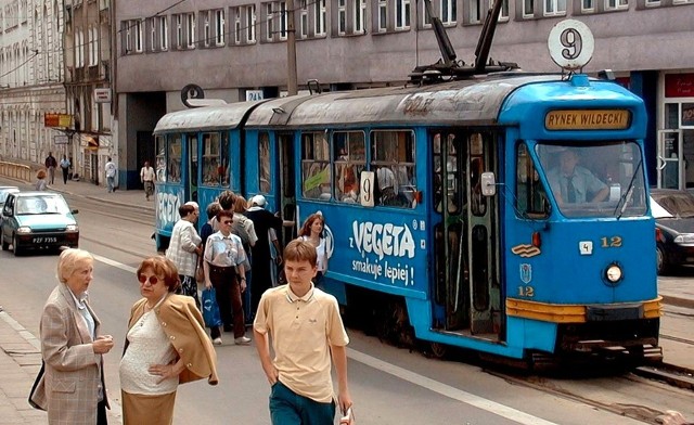 Tramwaj 102Na na przystanku plac Wiosny Ludów. Po lewej stronie jeszcze nie ma Kupca Poznańskiego.Przejdź dalej i zobacz kolejne zdjęcia --->