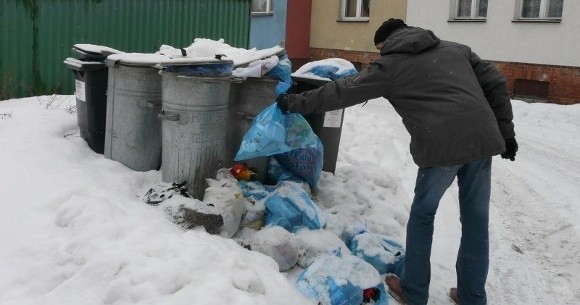 Lokatorzy uważają, że do śmietników można dojechać. Co innego mówią przedstawiciele Miejskiego Przedsiębiorstwa Gospodarki Komunalnej. Porozumienia nie ma, a śmieci coraz więcej.