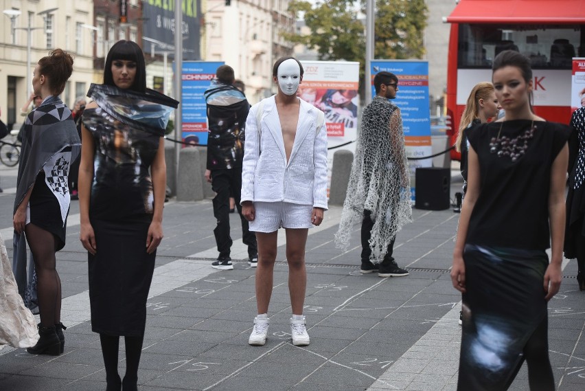 Pokaz mody przed Galerią Katowicką