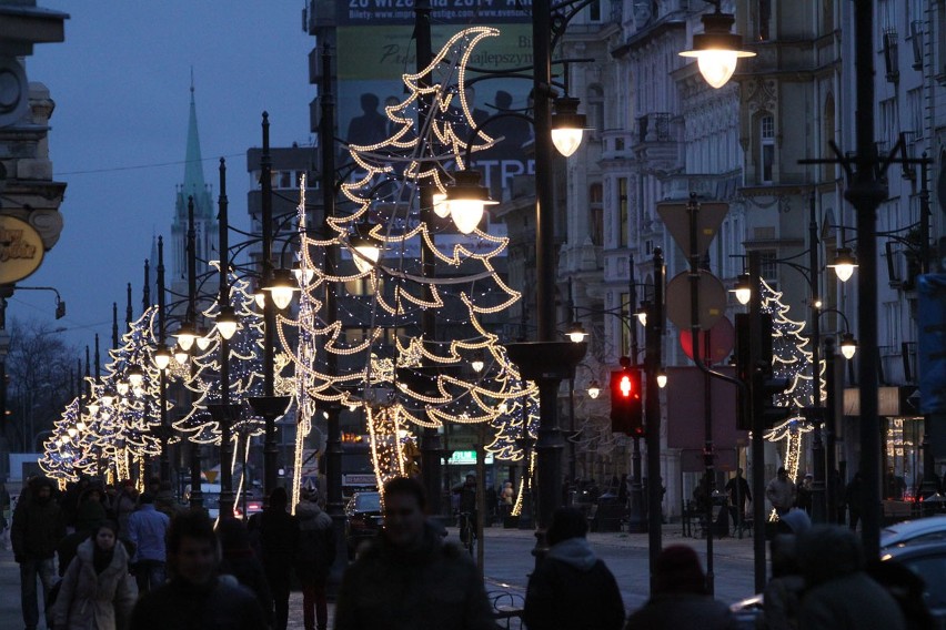 Świąteczna iluminacja na Piotrkowskiej już działa [ZDJĘCIA]