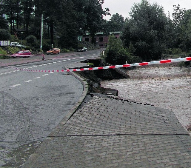 Droga w Wiśniowej po powodzi