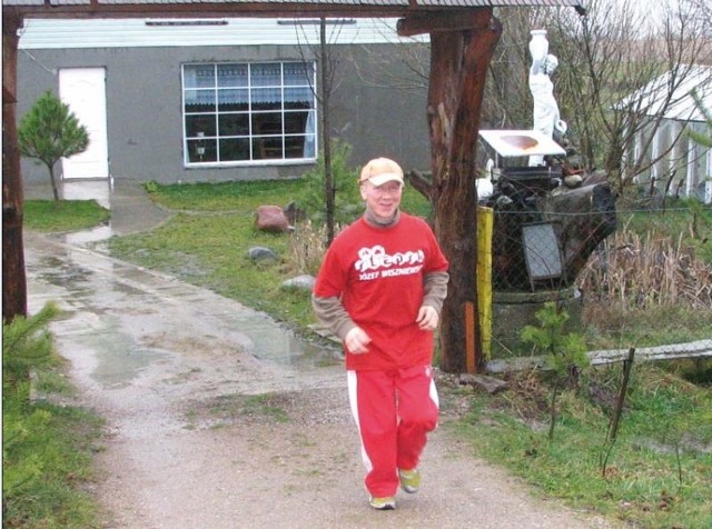 Piotr Kuryło już intensywnie trenuje. Za każdym razem wybiega ze swojego domu we wsi Pruska Wielka.
