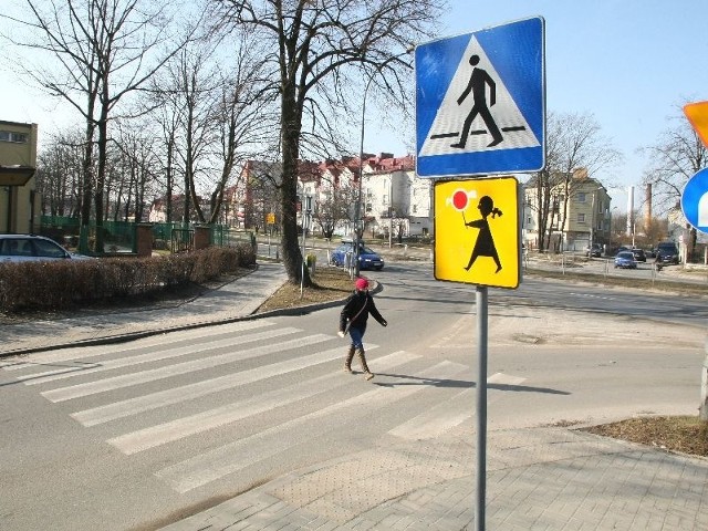 W okolicach przejścia dla pieszych przed szkołą przy ulicy Leszczyńskiej w Kielcach kierowca potrącił 23-letnią kobietę.