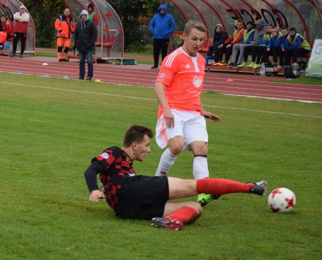 Kamil Hernik (w pomarańczowo-białym stroju) strzelec gola dla Pilicy w meczu z Oskarem.