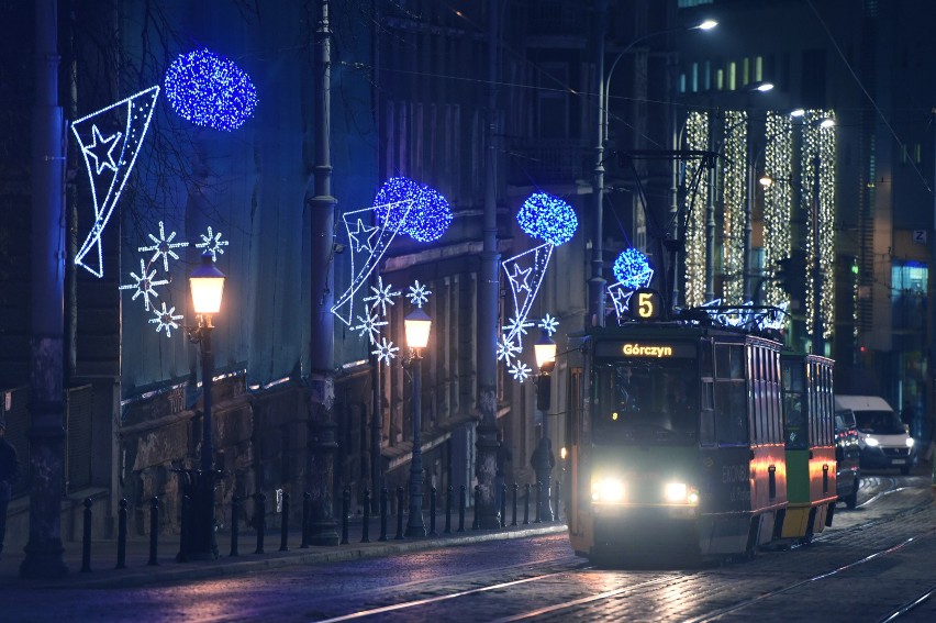 Poznań rozbłyśnie tysiącem światełek. Trwa zakładanie bożonarodzeniowych iluminacji na ulicach