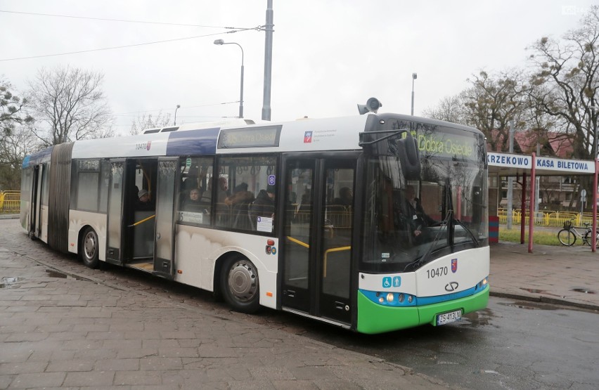 Z autobusu na tramwaj nie zdążysz z przesiadką. Pasażerowie liczą na lepsze skomunikowanie    