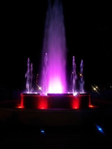 Nowa fontanna w Parku Książąt Pomorskich mieni się wszystkimi kolorami tęczy [zdjęcia]