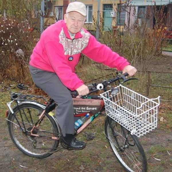 Rower, którym Atemborski jechał z Włoch służy teraz do prozaicznych celów - wycieczek po lesie i codziennych zakupów.