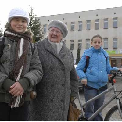 - Oczywiście, że lekarze powinni zostać w tym budynku - uważa Maria Witka z przybranymi wnuczkami: Wiktorią Birkholc i Magdą Tidman. - Mam 89 lat i często chodzę do przychodni, i mimo, że poruszam się o kuli, mogę chodzić po schodach. Można ewentualnie zamontować windy.